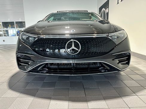 Used 2023 Mercedes-Benz EQS 580 4MATIC Sedan w/ Exclusive Trim Package image 2