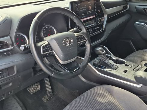 Used 2022 Toyota Highlander LE FWD image 10