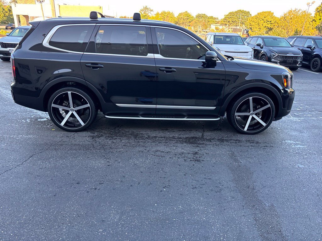 Used 2024 Kia Telluride EX w/ EX Captain's Chair Package AWD/4WD image 2