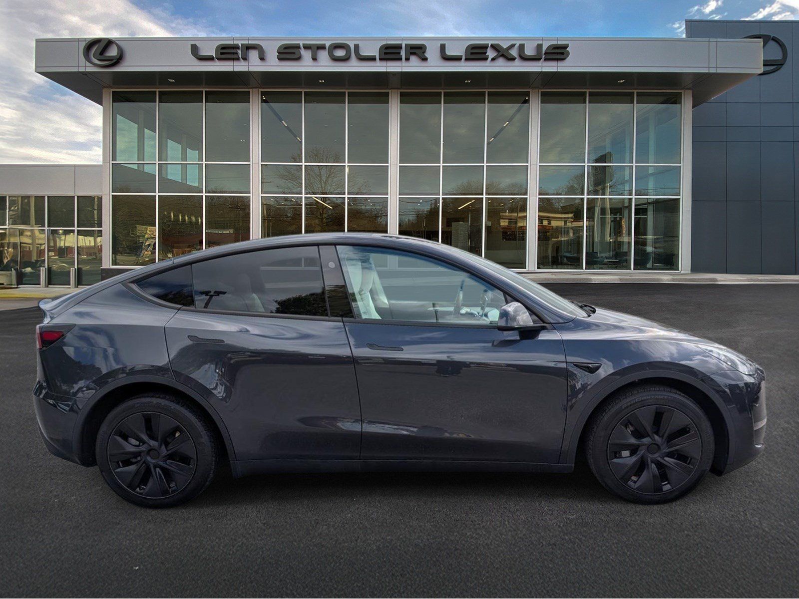 Used 2025 Tesla Model Y Long Range RWD image 2