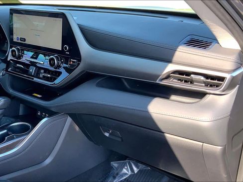 Used 2023 Toyota Highlander Limited image 18