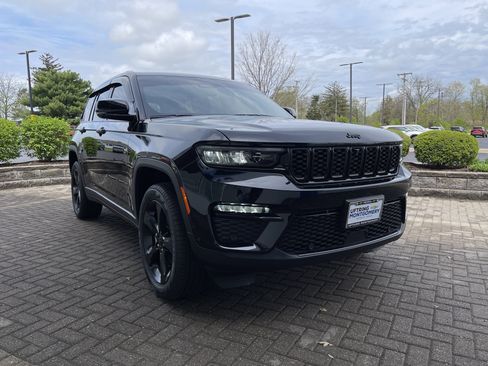 Used 2024 Jeep Grand Cherokee Limited w/ Luxury Tech Group II image 7