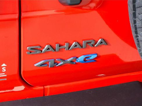 Used 2025 Jeep Wrangler Unlimited Sahara AWD/4WD image 19