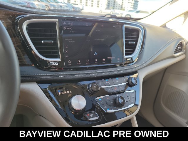 Used 2023 Chrysler Pacifica Limited FWD image 32