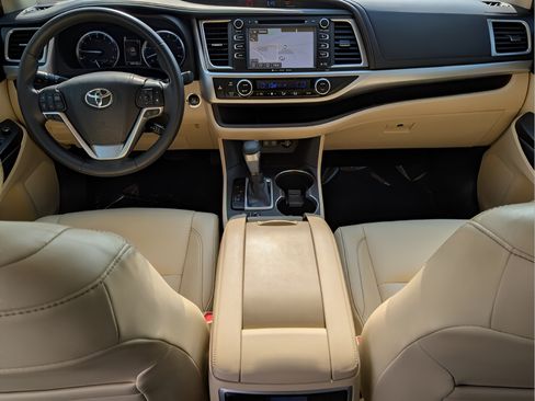 Used 2019 Toyota Highlander XLE FWD image 12