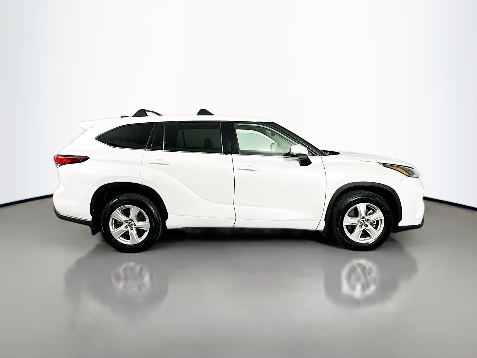 Used 2022 Toyota Highlander LE FWD image 9