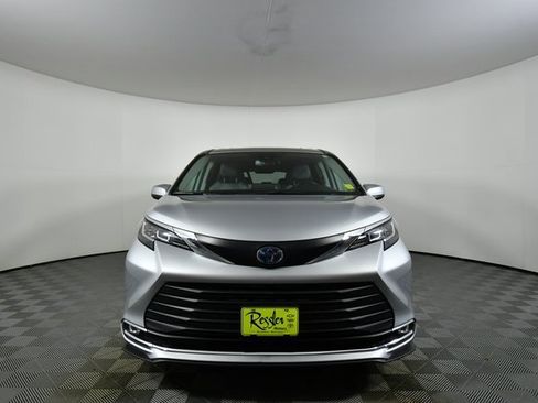 Used 2021 Toyota Sienna XLE image 7