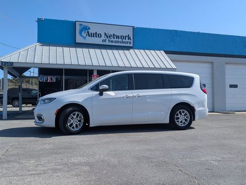 Used 2023 Chrysler Pacifica Touring-L image 1