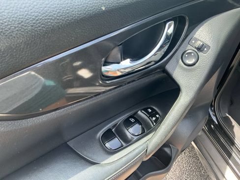 Used 2018 Nissan Rogue SV FWD image 16