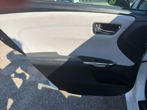 Used 2017 Toyota Avalon Limited image 18