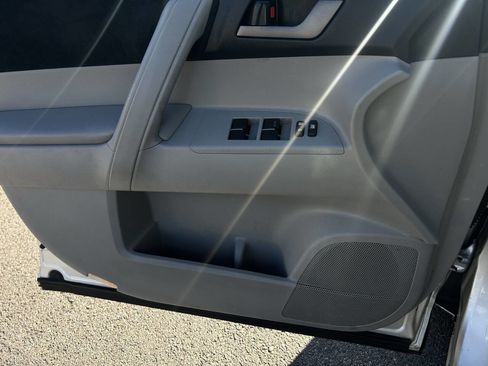 Used 2011 Toyota Highlander 4WD image 14