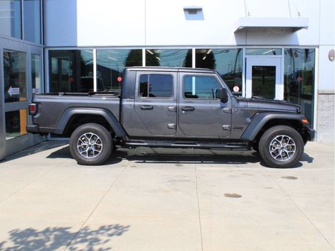 Used 2026 Jeep Gladiator Sport AWD/4WD image 4