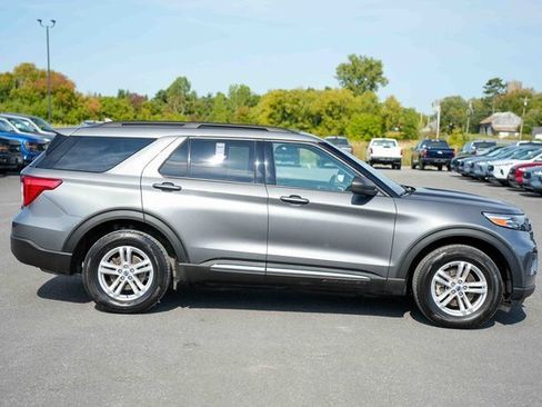 Used 2023 Ford Explorer XLT image 4