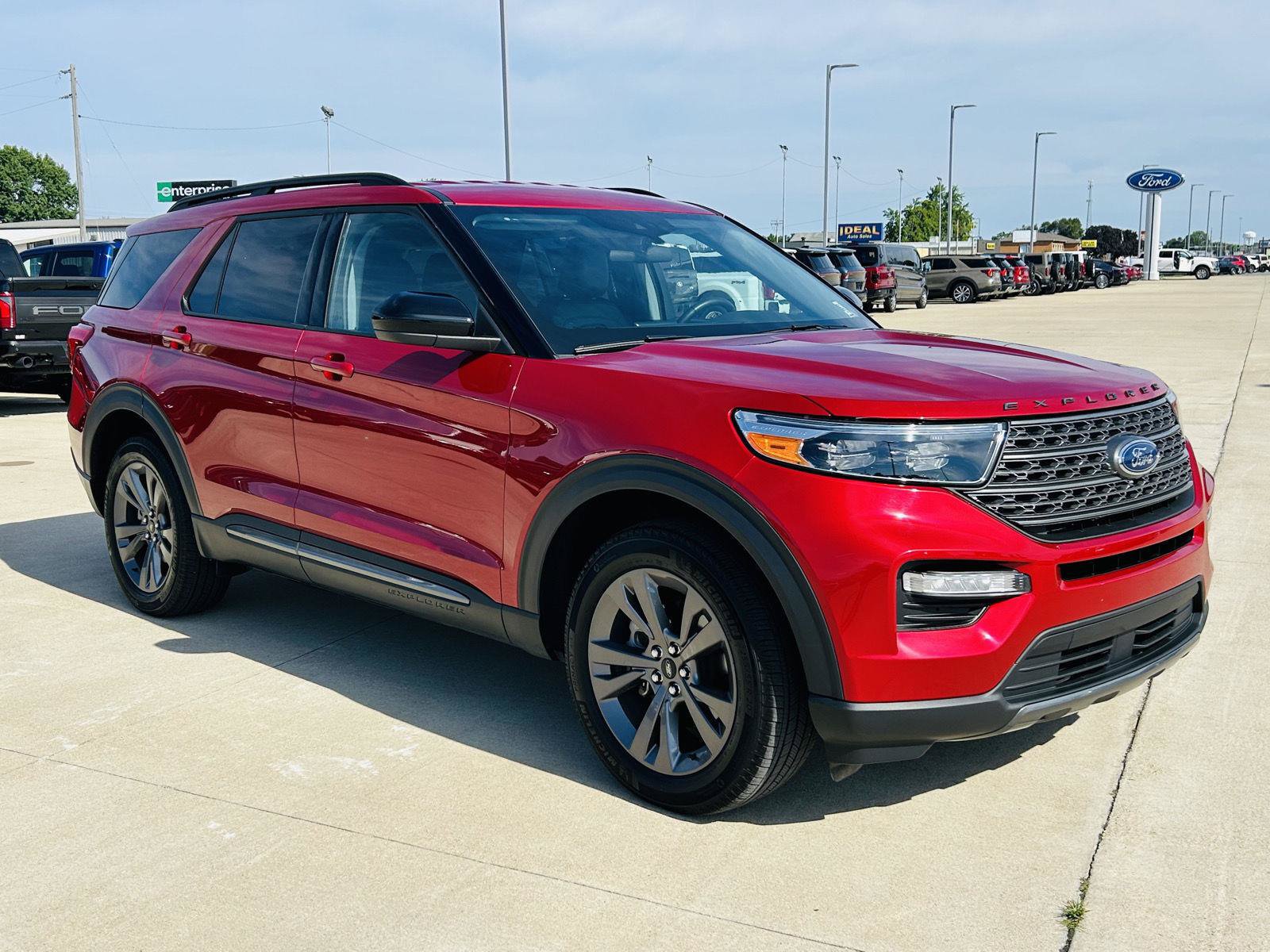 Used 2024 Ford Explorer XLT w/ Equipment Group 202A AWD/4WD image 2