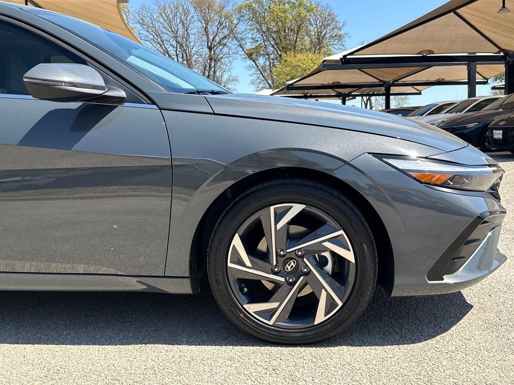 Used 2026 Hyundai Elantra Limited FWD image 5