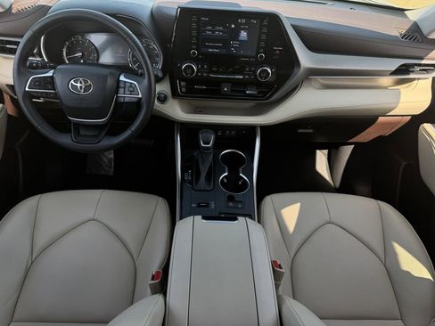 Used 2022 Toyota Highlander XLE FWD image 11