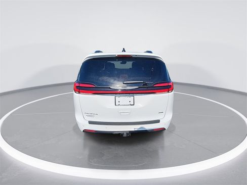 Used 2024 Chrysler Pacifica Pinnacle w/ Trailer Tow Group image 7