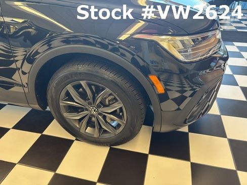 Certified 2022 Volkswagen Tiguan SE w/ Panoramic Sunroof Package image 3