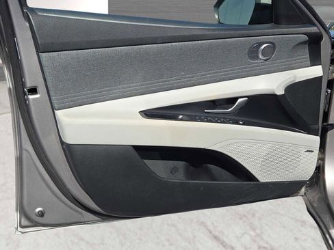 Used 2023 Hyundai Elantra Limited image 28