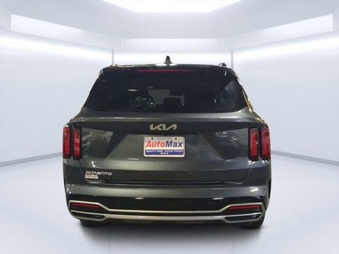 Used 2023 Kia Sorento S w/ Panoramic Sunroof Package image 4