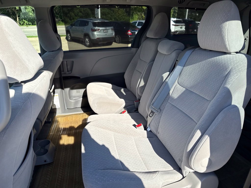 Used 2017 Toyota Sienna LE FWD image 18