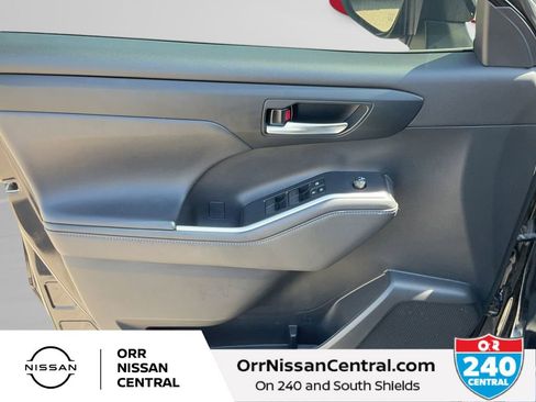 Used 2022 Toyota Highlander XLE AWD/4WD image 17