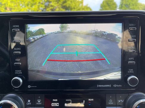 Used 2021 Toyota Highlander XLE AWD/4WD image 9
