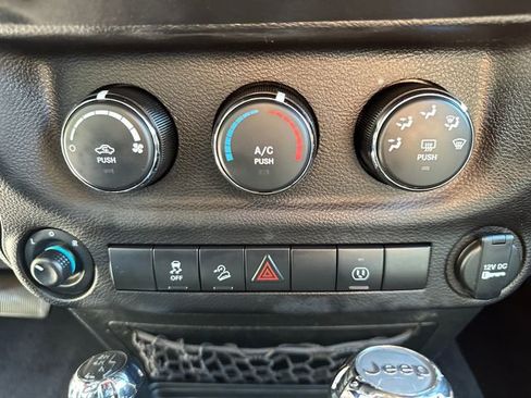 Used 2017 Jeep Wrangler Unlimited Sahara w/ Connectivity Group AWD/4WD image 31