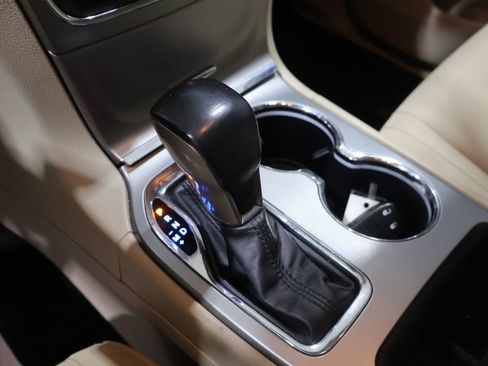Used 2020 Jeep Grand Cherokee Laredo AWD/4WD image 30