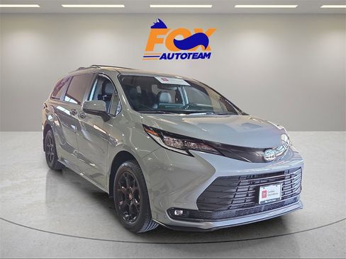 Certified 2025 Toyota Sienna XSE image 8