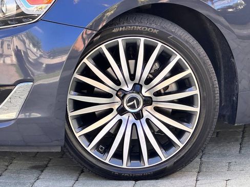 Used 2014 Kia Cadenza Premium w/ Technology Package FWD image 3