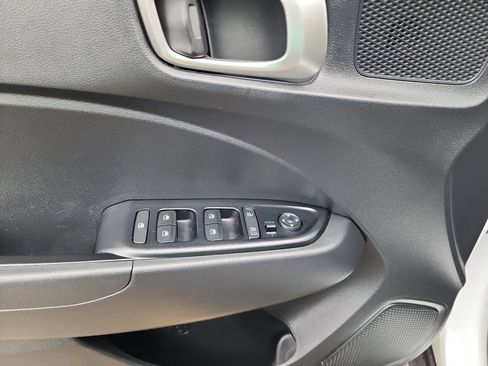 Used 2024 Hyundai Venue SEL FWD image 12
