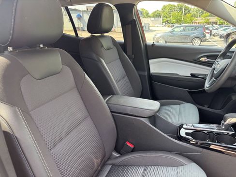 Used 2025 Chevrolet Trax LT FWD image 35