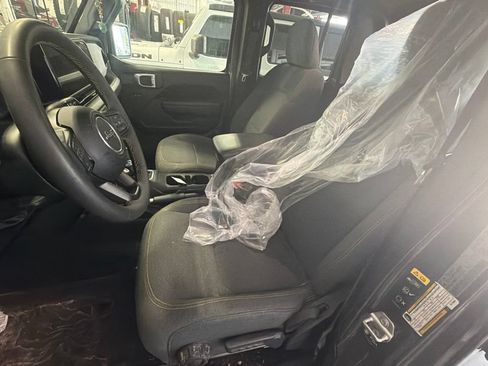 Used 2024 Jeep Gladiator Sport AWD/4WD image 13