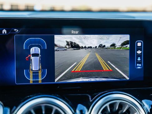 Certified 2025 Mercedes-Benz GLB 250 image 24