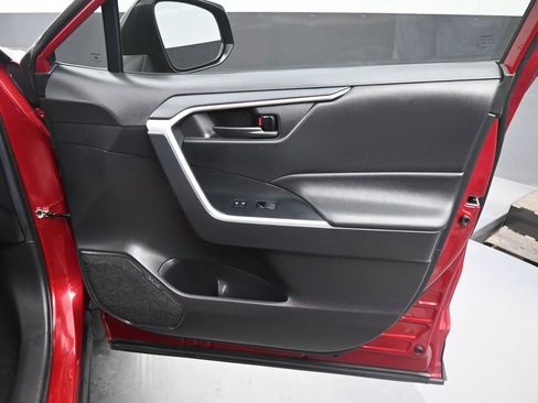 Used 2020 Toyota RAV4 LE image 8