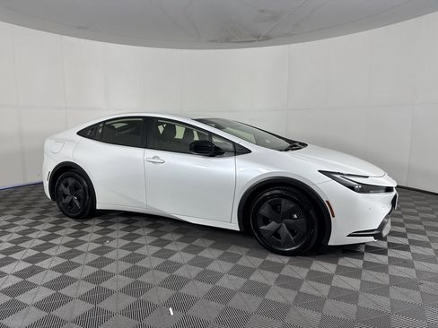 Used 2023 Toyota Prius Prime SE image 2