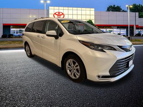 Used 2024 Toyota Sienna Platinum AWD/4WD image 4