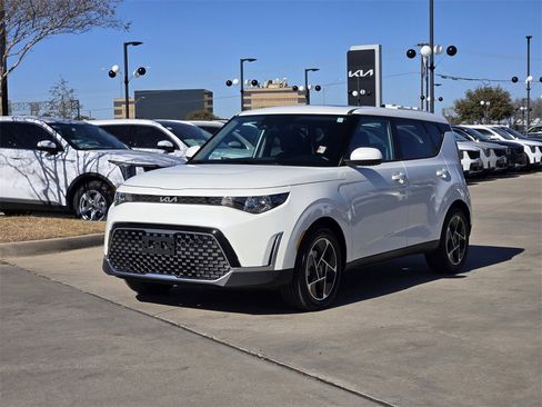 Certified 2025 Kia Soul EX image 2