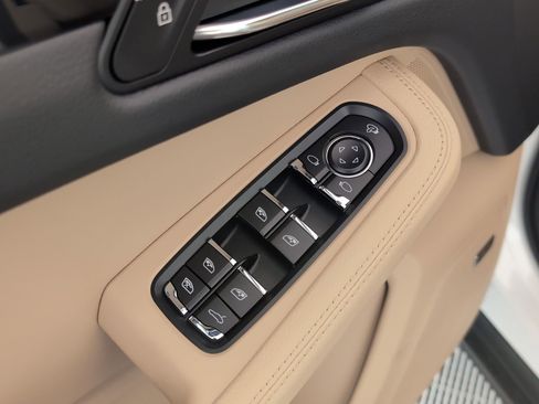 Certified 2025 Porsche Macan AWD/4WD image 17