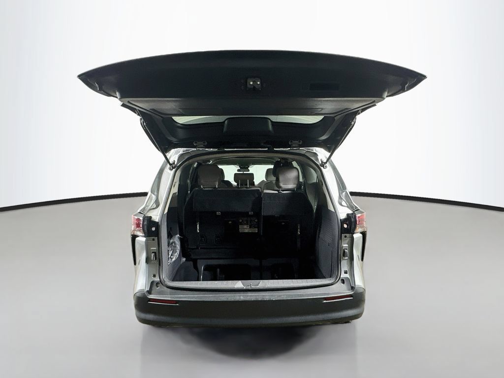 Used 2024 Toyota Sienna LE FWD image 38