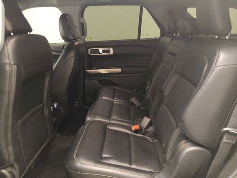Used 2021 Ford Explorer XLT w/ Equipment Group 202A AWD/4WD image 18