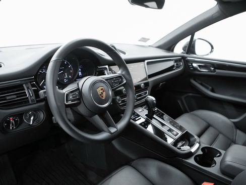 Certified 2026 Porsche Macan AWD/4WD image 4