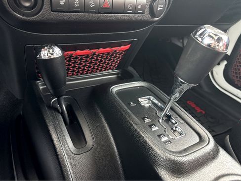 Used 2018 Jeep Wrangler Unlimited Rubicon image 16