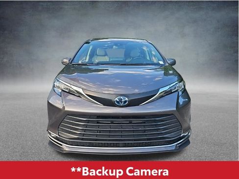 Used 2023 Toyota Sienna XLE FWD image 5