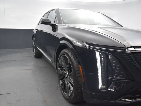 New 2026 Cadillac Lyriq Signature Sport w/ LPO, Floor Liner Package AWD/4WD image 37