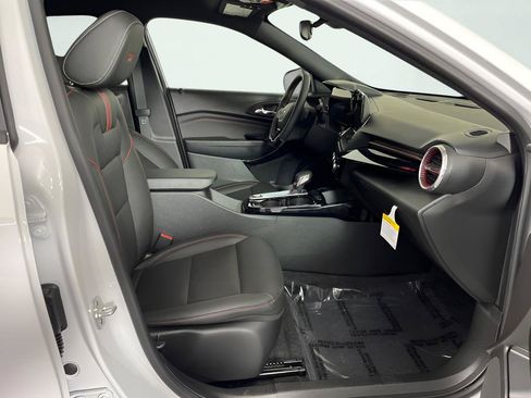 Used 2025 Chevrolet Trax RS w/ Driver Confidence Package FWD image 16