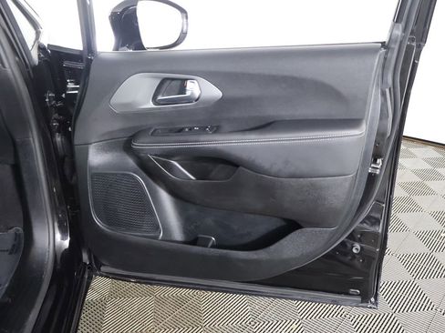 Used 2025 Chrysler Pacifica Select image 32