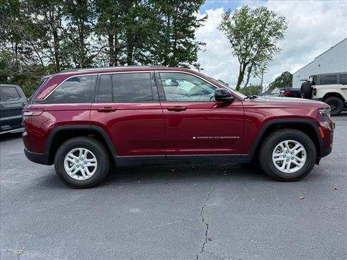 Used 2023 Jeep Grand Cherokee Laredo RWD image 3