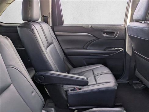Used 2017 Toyota Highlander SE image 23